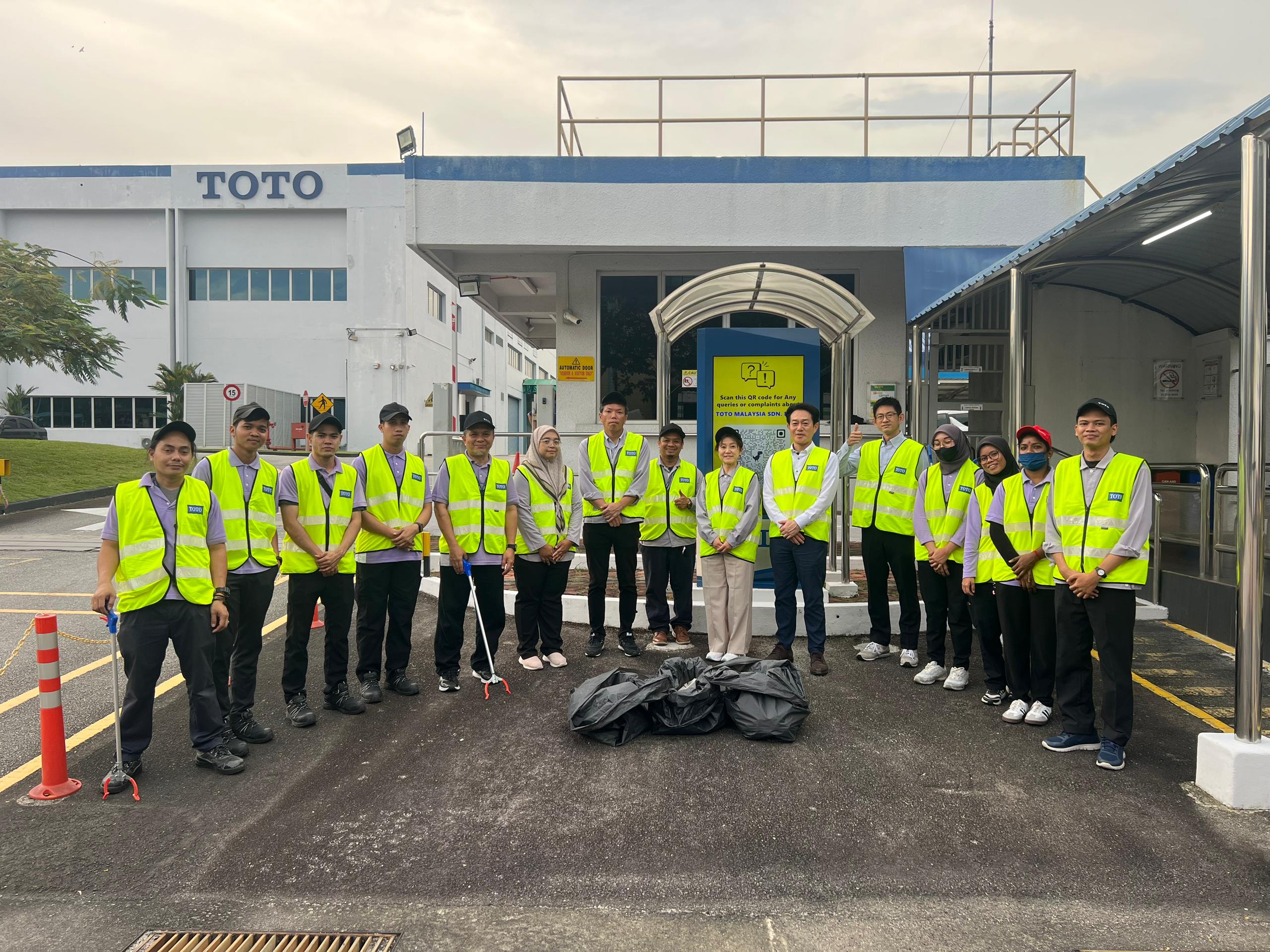 toto-staff-collecting-rubbish